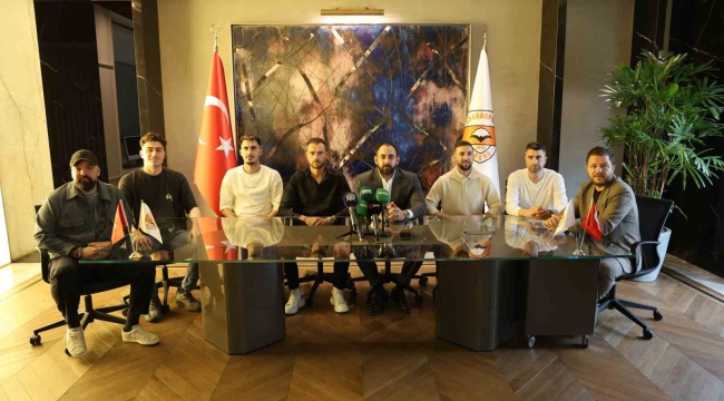 Adanaspor'dan 4 yeni transferi için toplu imza töreni