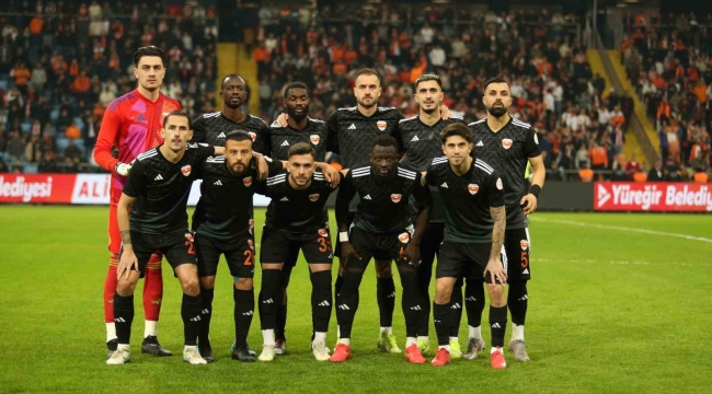 Adanaspor'dan yas mesajı; sahaya siyah formayla çıktı