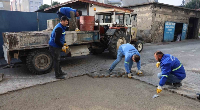 Akdeniz'de yol ve kaldırım yenileme çalışmaları sürüyor