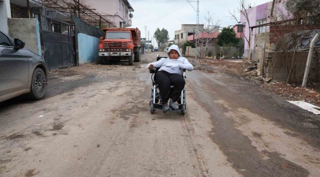 Akülü aracına kavuşan Enes'in ilk işi mahalleyi turlamak oldu