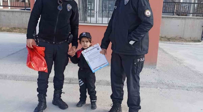 Babası polis olamadı o polis kıyafetiyle karnesini aldı