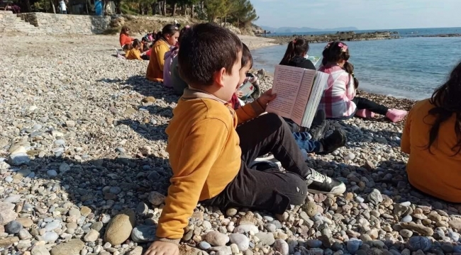 Bozyazı'da öğrenciler sahilde kitap okudu