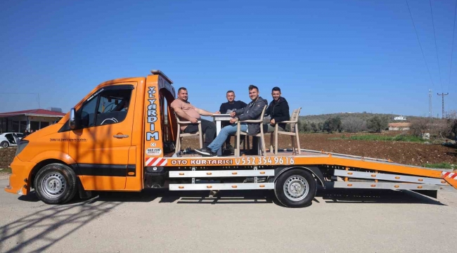 Can sıkıntısından çekici üzerine masa ve sandalye atarak şehir turuna çıkan 4 kafadarın o anları ilgi odağı oldu