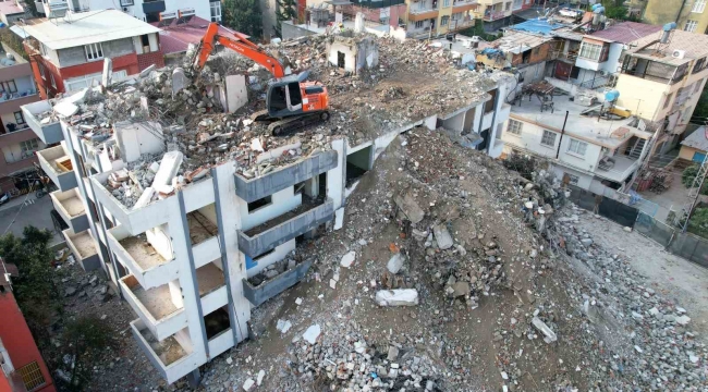 Depremin üstünden 23 ay geçti: Orta hasarlı binalarda yıkım sürüyor