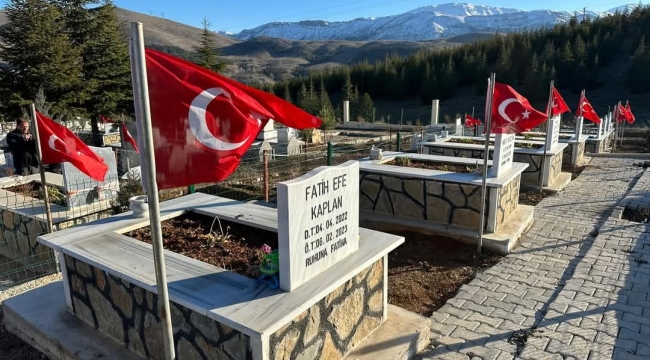 Ekinözü'nde deprem mezarlığı bayraklarla donatıldı