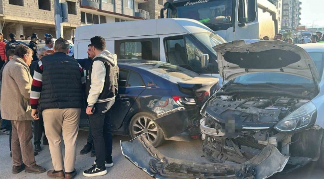 Hatay'da freni patlayan hafriyat kamyonu 5 aracı biçti: 3 yaralı