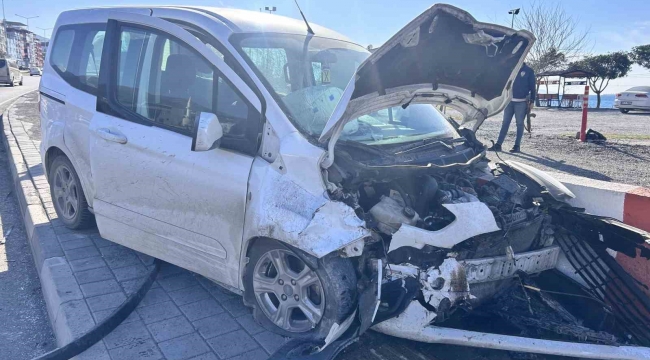 Hatay'da hafif ticari araç otomobille çarpıştı: 3 yaralı