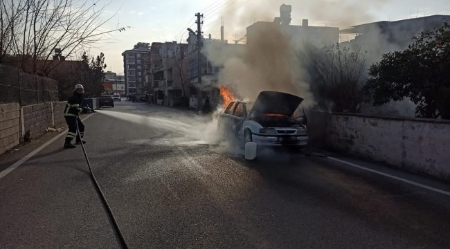 Hatay'da seyir halindeki otomobil yandı