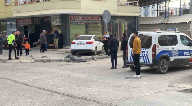 Kaza anı kamerada: Otomobiller çarpıştı, 2 sürücü yaralandı