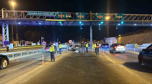 Mersin'de otomobil otoyol gişelerinde beton bariyerlere çarptı: 2 ölü, 5 yaralı