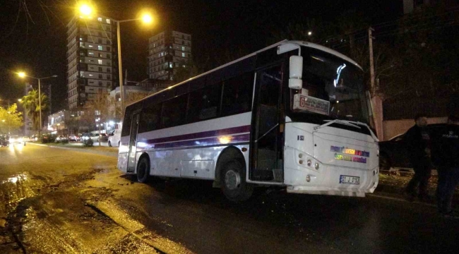 Özel halk otobüsü çukura düştü, şoförü "Yol yarıldı içine girdik" dedi