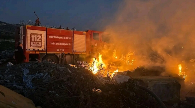 Samandağ'da kamışlık ve boş arazide çıkan yangın söndürüldü