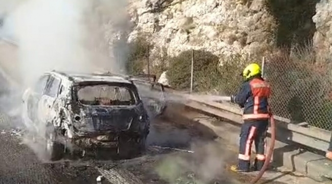 Tarsus'ta seyir halinde alev alan otomobil yandı