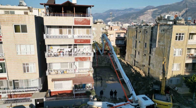 Temel kazısı esnasında 5 katlı binanın temeli zarar gördü