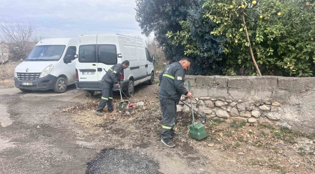 Temizlik işçileri ellerinde süpürgeleriyle sosyal medya akımına ayak uydurdu