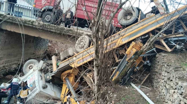 Tırın ırmağa düşmesi sonucu 2 kişi yaralandı