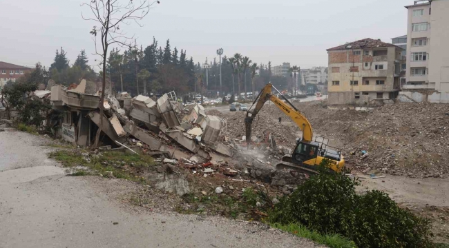 5 katlı binanın yıkımında iş makinesinin enkaz altında kalmaktan kurtulduğu anlar kamerada