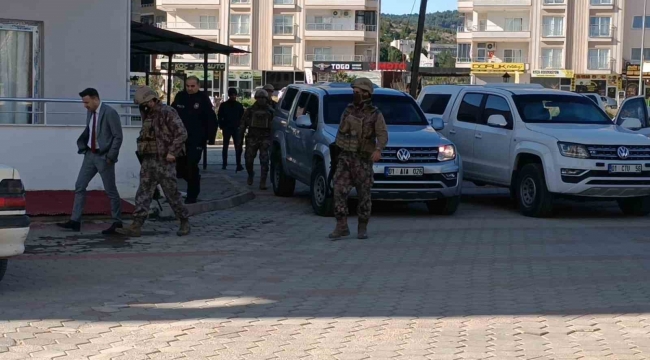 Adana'da balkondan ateş edip kendini eve kilitleyen polisi emniyet müdürü ikna etti