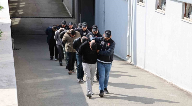 Adana'da suçüstü yakalanan 4 torbacı tutuklandı