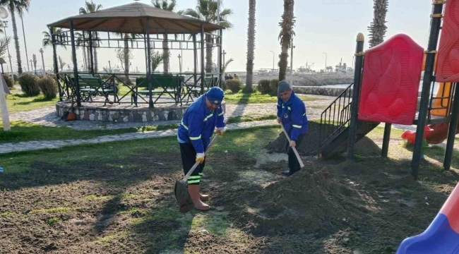 Akdeniz'de park ve yeşil alanlar bakımdan geçiriliyor