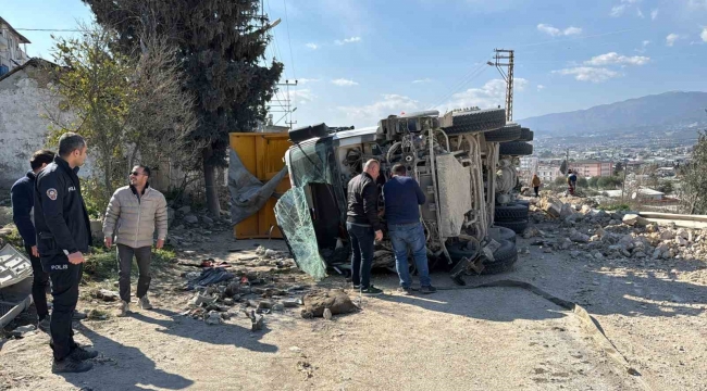 Antakya'da devrilen hafriyat kamyonunun sürücüsü yaralandı