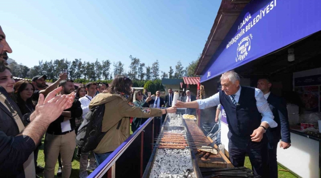 Başkan Karalar, Antalya'da Adana'yı anlattı, Adana Kebabı'nı ikram etti