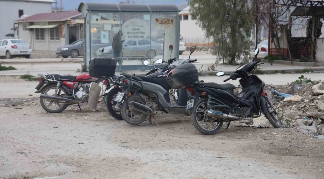 Biri gözcülük yaptı, diğeri motoru çaldı: O anlar kamerada