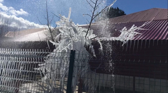 Borulardan fışkıran sular buz tuttu, ortaya ilginç görüntüler çıktı