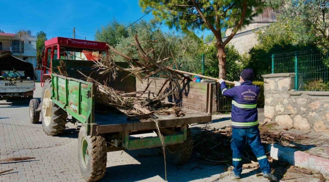 Ceyhan Belediyesi Kurtkulağı Mahallesi'ne çıkartma yaptı