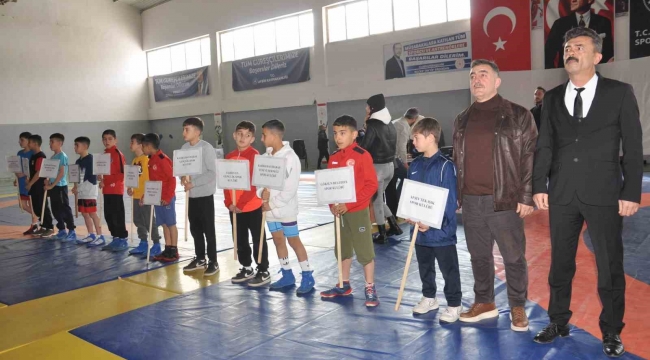 Depremde hayatını kaybeden sporcuların ansına güreş turnuvası