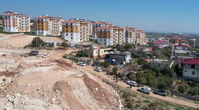 Hafriyat kamyonunu boşalttığı molozların altında kalan kadın yaşam mücadelesi veriyor