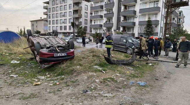 Hatay'da hafif ticari araç otomobille çarpıştı: 3 yaralı