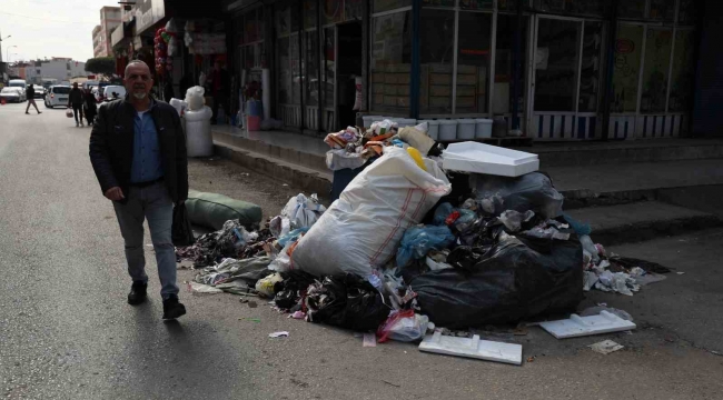 İşçiler greve gitti, sokaklar çöp doldu