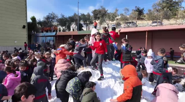 Kamyonla okul bahçesine taşınan kar, öğrencilerin neşe kaynağı oldu