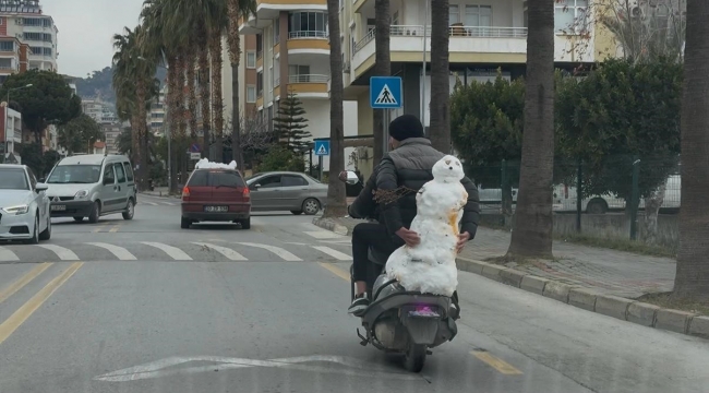 Kardan adamı motosikletle taşıdı