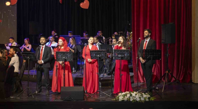 Kent Orkestrası 'Sevgililer Günü'ne özel konser verdi