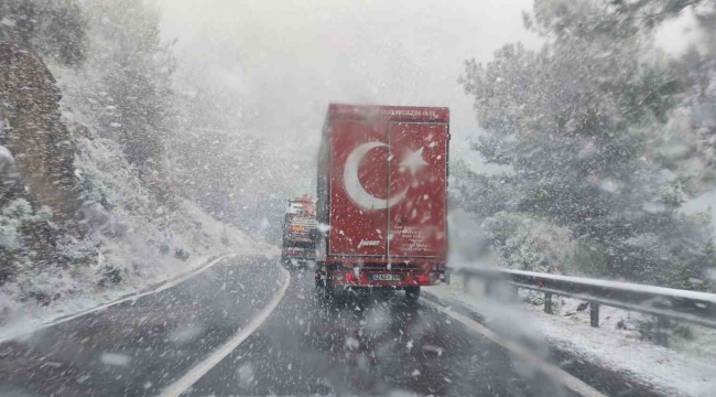 Mersin-Antalya arasında lapa lapa kar yağdı