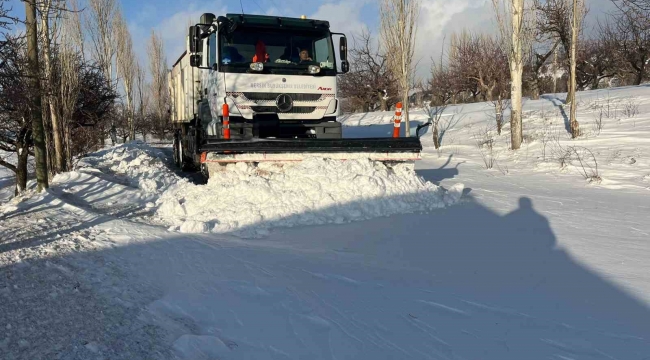 Mersin Mut'ta karla kaplanan yollar açıldı