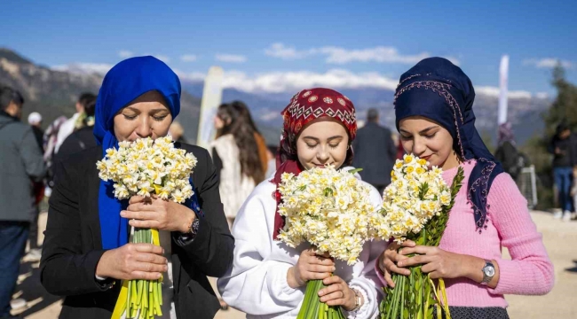 Mersin'de 'Nergis Şenliği' fotoğraf yarışmasının kazananları ödüllerini aldı