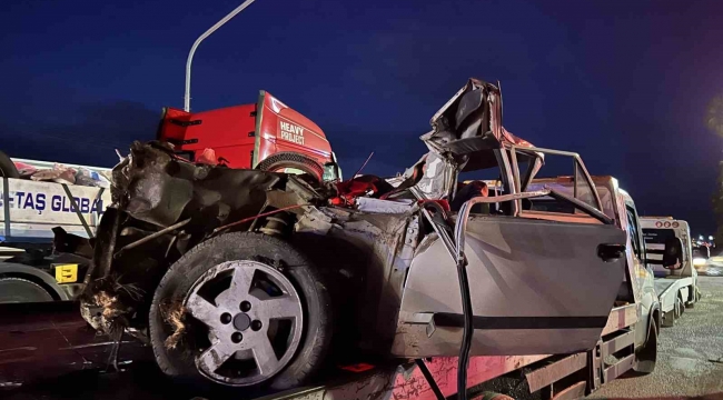 Mersin'de feci kaza: Kamyona çarpan Tofaş hurdaya döndü, sürücü hayatını kaybetti