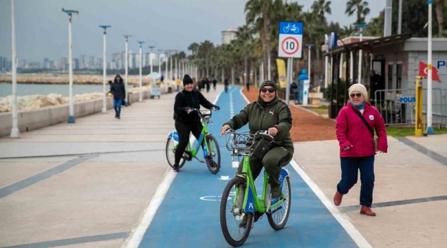 Mersin'de kadınlar bisiklet sürmeyi öğreniyor