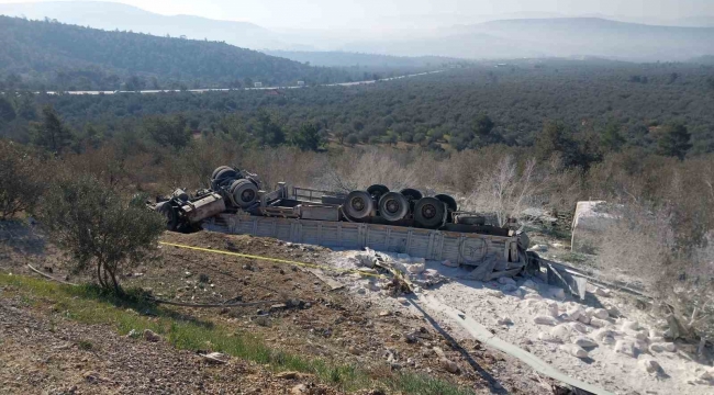 Mersin'de şarampole devrilen tırdaki 2 kişi öldü