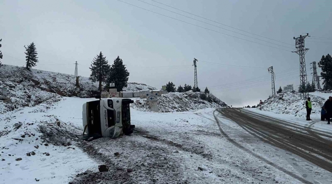 Okul servisi karlı yolda devrildi, öğrenciler korku dolu anlar yaşadı