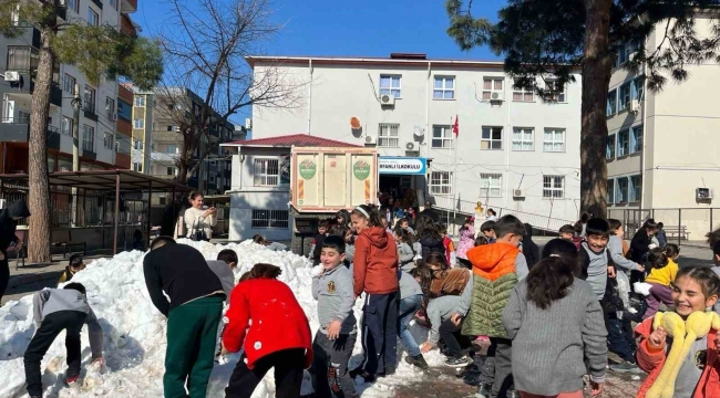 Osmaniye'de öğrencilerin kar heyecanı