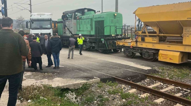 Osmaniye'de yük treniyle hafriyat kamyonu çarpıştı: 1 kişi yaralandı