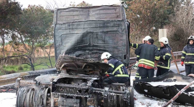 Otoyolda yanan tanker söndürüldü