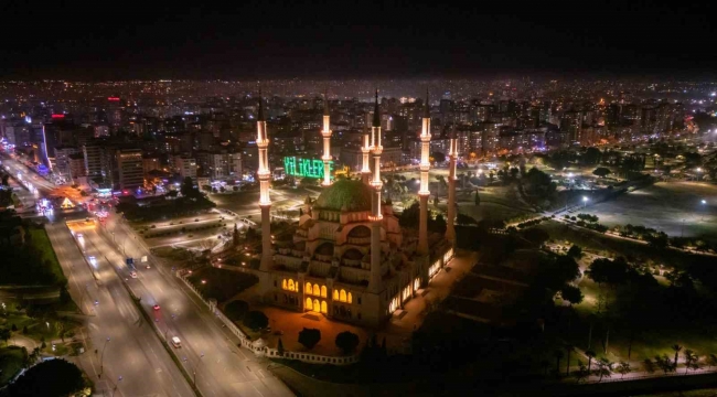 Sabancı Merkez Camii'nde asılan mahya havadan görüntülendi