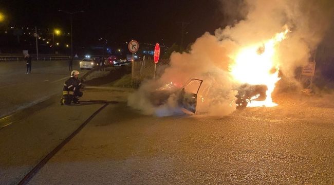 Seyir halindeyken yanmaya başlayan Tofaş otomobil alevlere teslim oldu