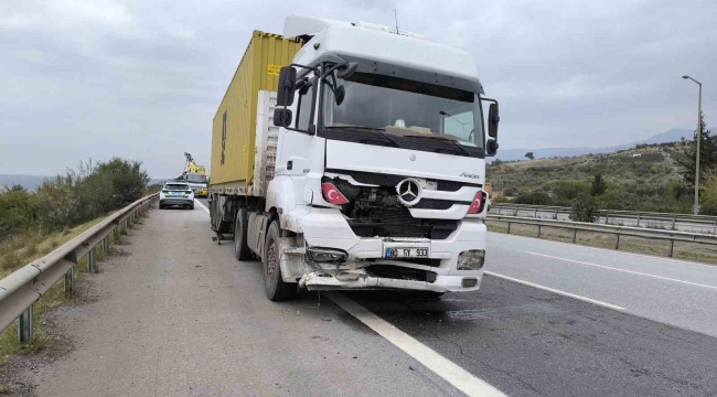 Tırla otomobil çarpıştı: 2 ölü 1 yaralı