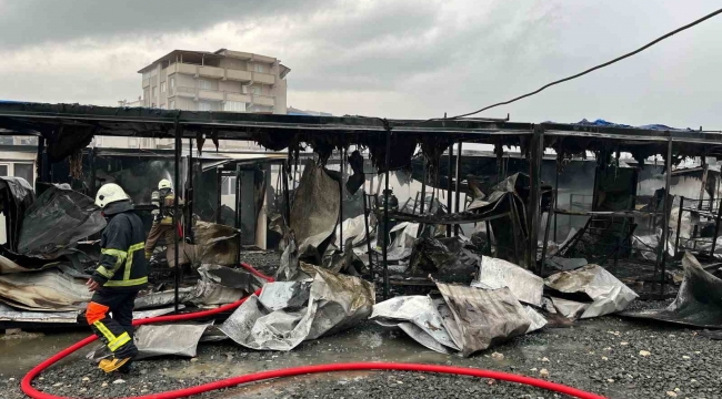 Yanan konteynerlerden eşyalarını çıkarmaya çalışan işçiler korku dolu anlar yaşadı